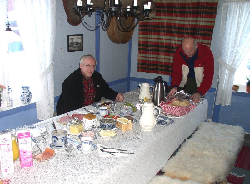 040 2004_013.jpg - Det er dekket til frokost på lørdag morgen. Bergulene Odd og Dag har møtt rettidig til frokost         